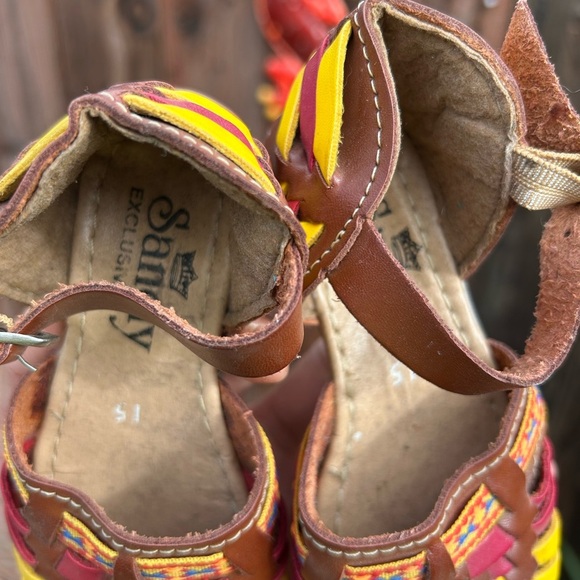 Sandy Exclusivas girls handmade Mexican huarache sandals featuring brown leather - Picture 2 of 6